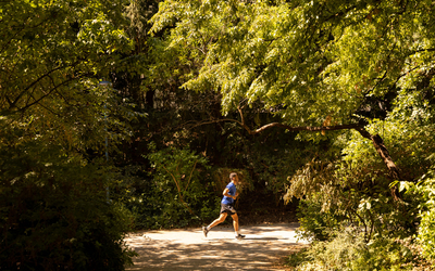 Jogger du parc de la Butte-du-Chapeau-Rouge.