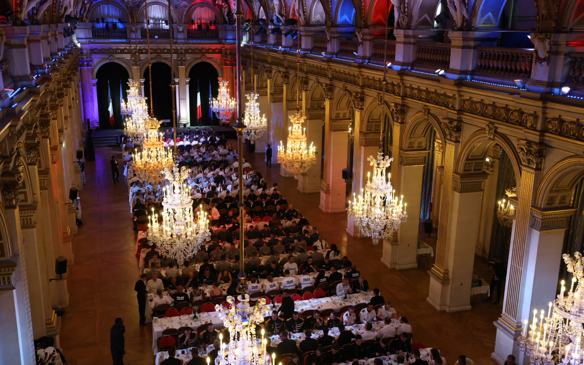 14-Juillet : après le défilé, les formations militaires reçues à l'Hôtel de
Ville pour un déjeuner