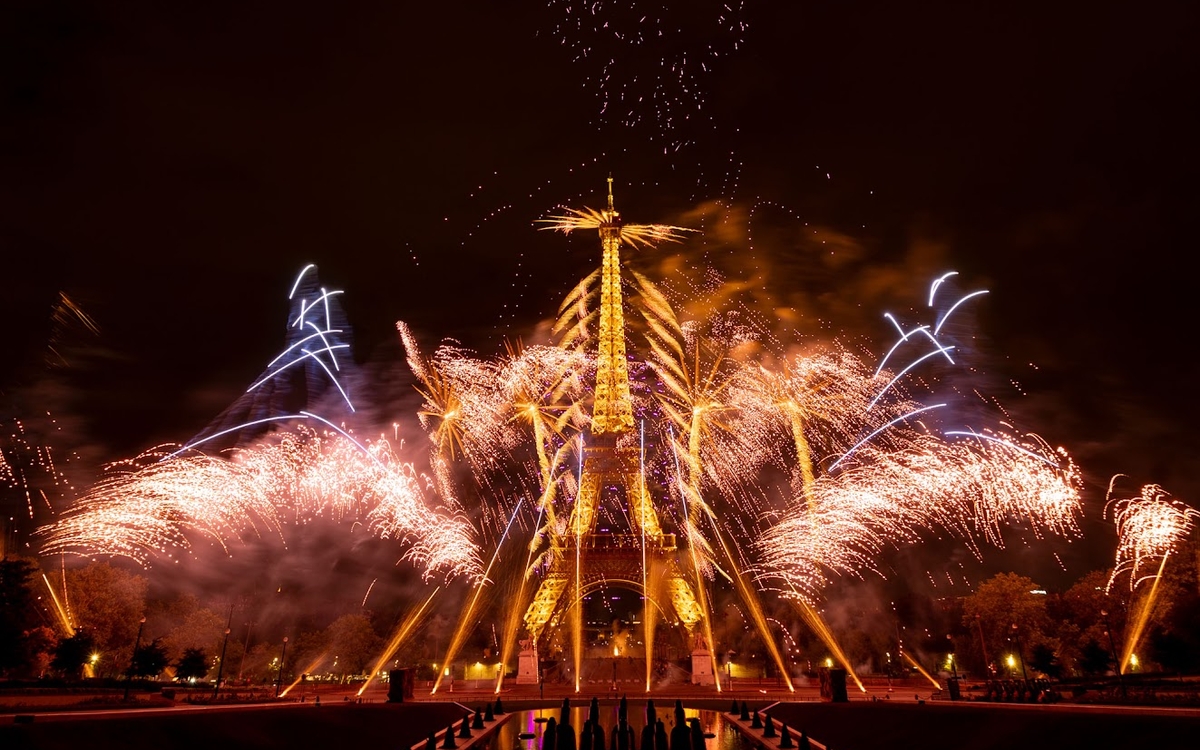 Feu d'artifice du 13 juillet 2026, vue depuis l'esplanade du Trocadéro