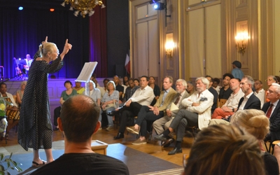 Sur scène, l'actrice joue en lisant un livre sur l'esclavage devant la salle attentive..