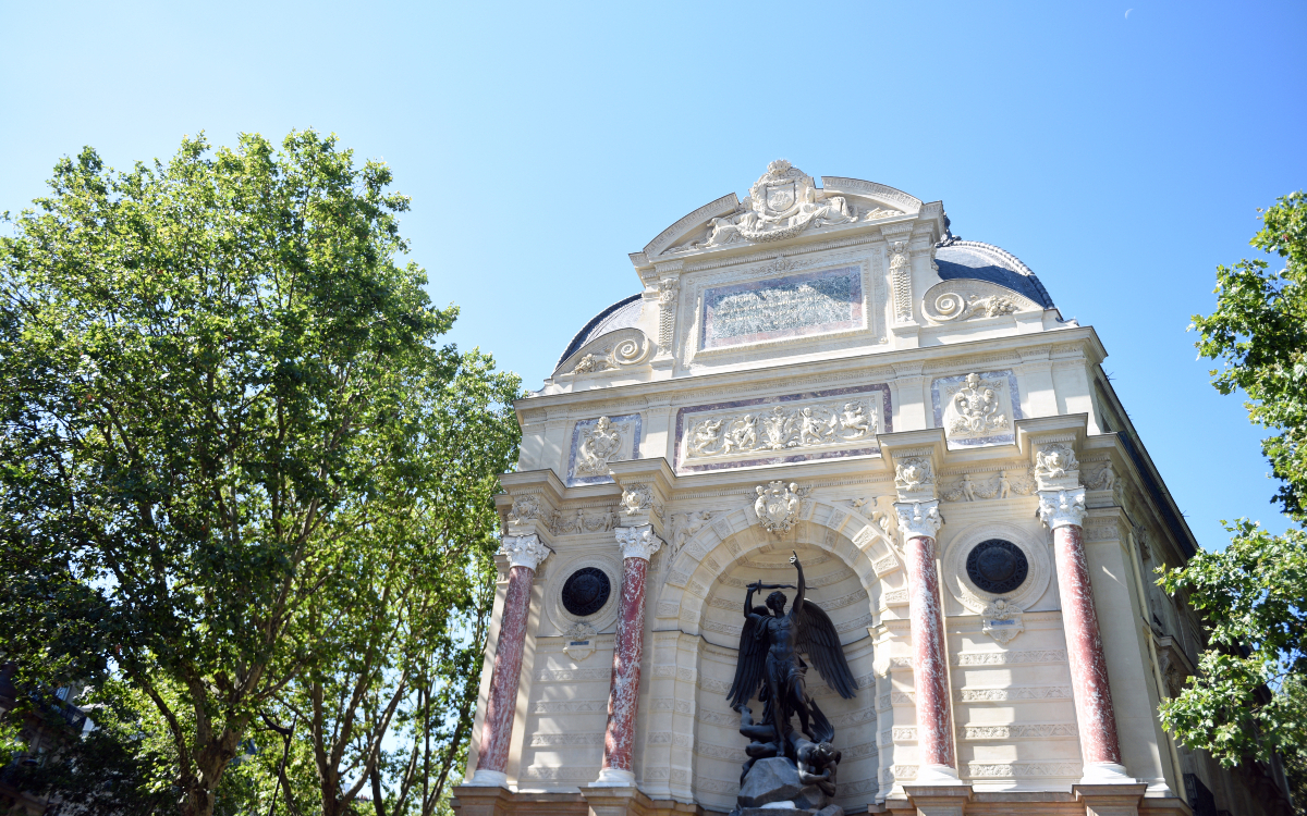 La fontaine Saint Michel rénovée. 