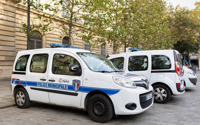 Deux voitures de police. 