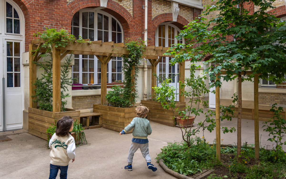 enfants courant dans une cour oasis