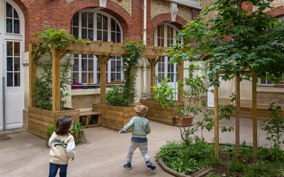 enfants courant dans une cour oasis