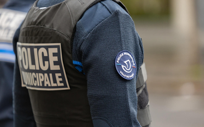 dos d'un policier municipal