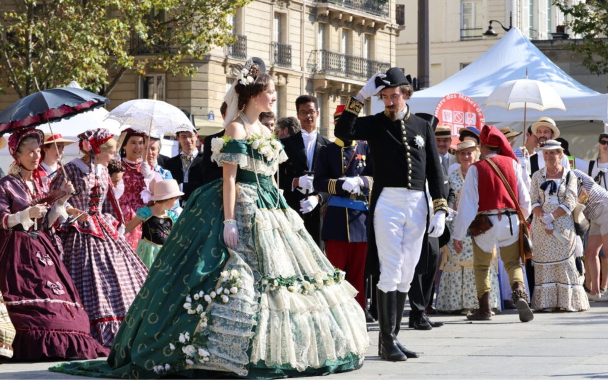 Robe XIXe siècle, imitation napoleon 3 lors d'un défilé parisien