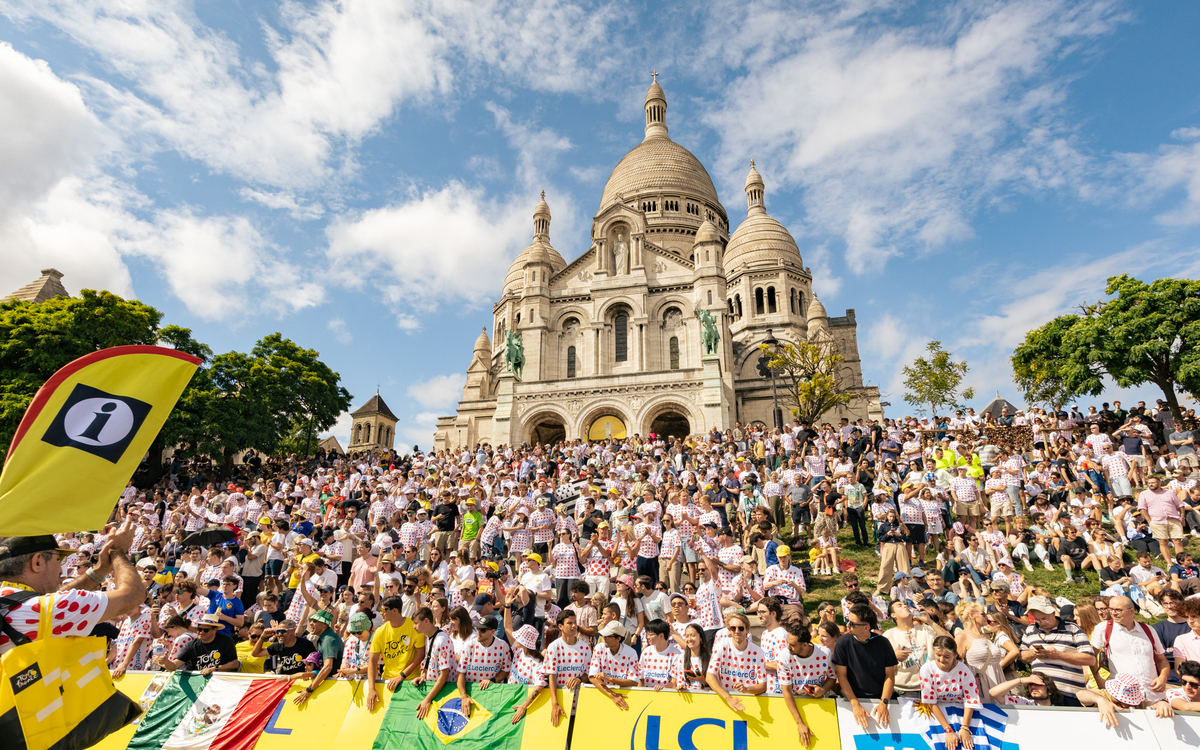 La foule devant le Sacré-Coeur
