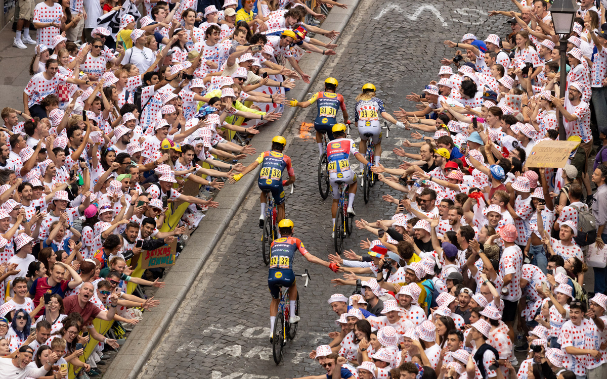 Coureurs remontant la rue Lepic