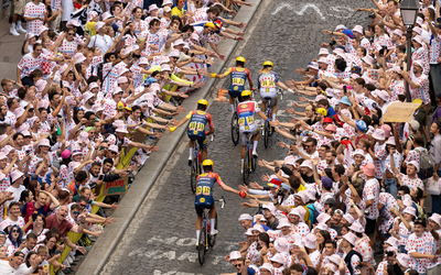 Coureurs remontant la rue Lepic