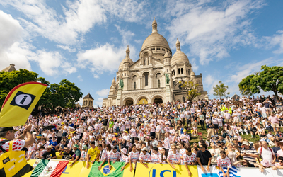 La foule devant le Sacré-Coeur
