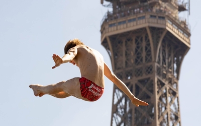 plongeur dans les airs devant la tour eiffel