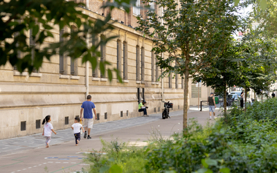 une rue avec un parent et ses enfants
