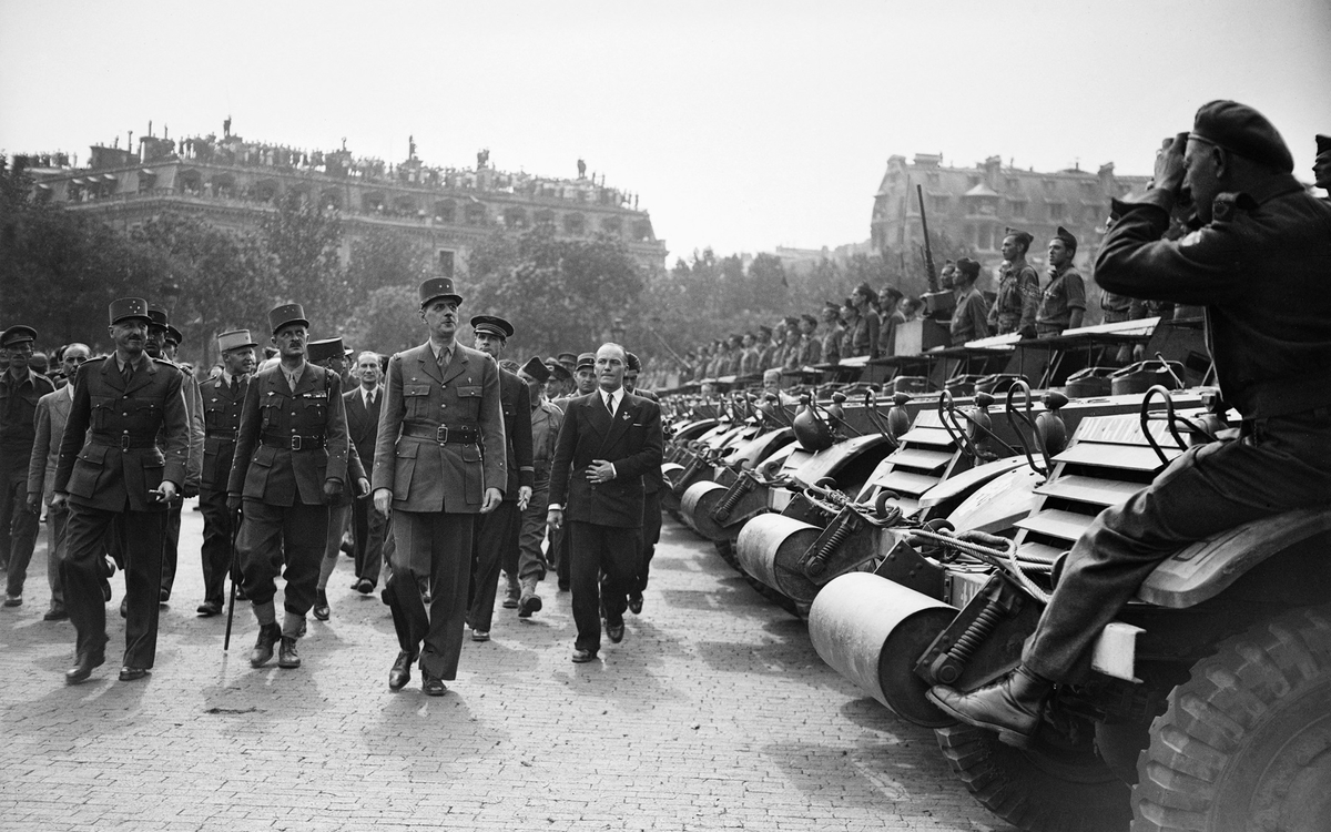 es généraux de Gaulle, Koenig, Leclerc et Juin, Alexandre Parodi, passant en revue des half-tracks de la 2ème DB du général Leclerc, avant leur descente des Champs-Elysées