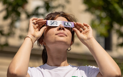 une femme avec des lunettes