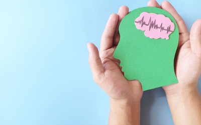 feuille en forme de tête avec post it rythme cardiaque