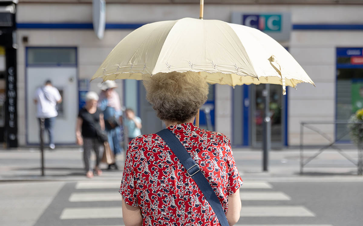 Femme âgée avec un parapluie