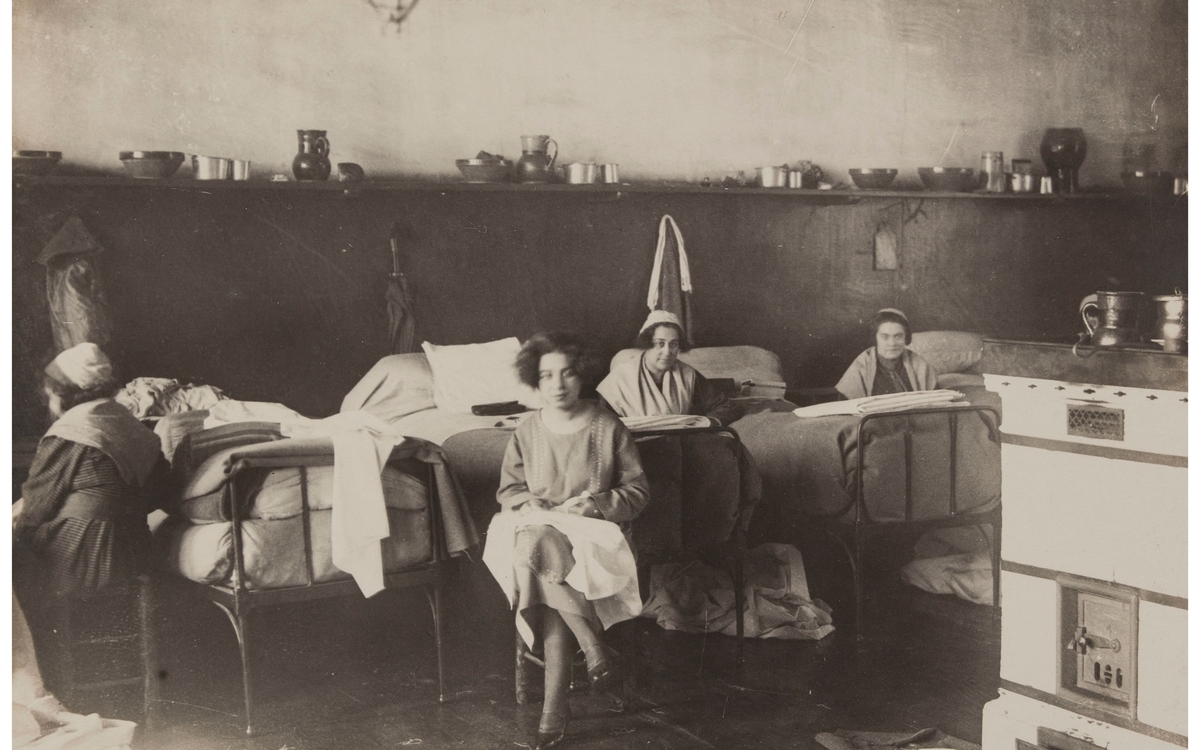 Henri Manuel, Dortoir de l'infirmerie avec détenues cousant, prison Saint-Lazare, 1929-1931, Musée Carnavalet - Histoire de Paris