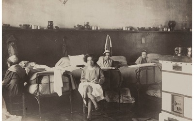 Henri Manuel, Dortoir de l'infirmerie avec détenues cousant, prison Saint-Lazare, 1929-1931, Musée Carnavalet - Histoire de Paris