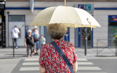 Femme âgée avec un parapluie