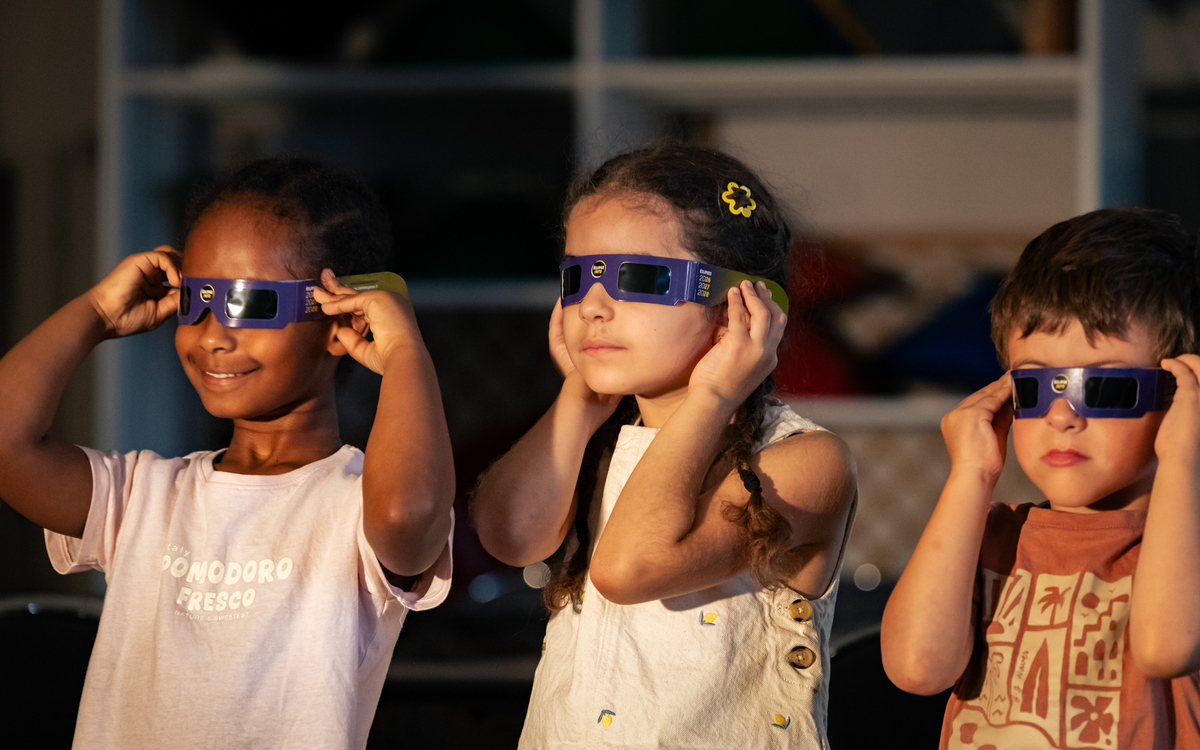 des enfants avec des lunettes éclipses
