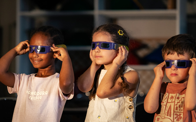 des enfants avec des lunettes éclipses