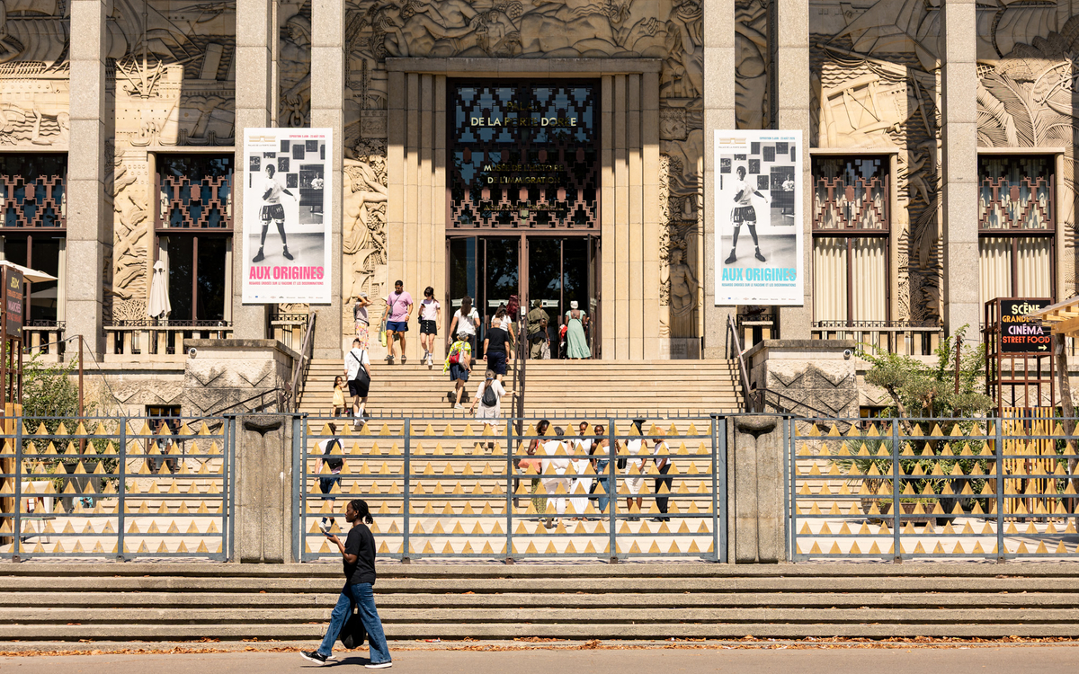 la façade et les grilles du musée