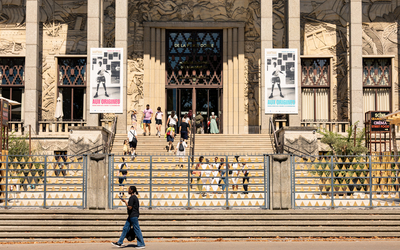 la façade et les grilles du musée