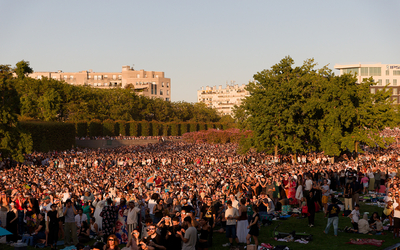 Une foule de personnes venue assister à l'éclipse du 12 août 2026 au parc André Citroën, 15e.