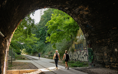 des promeneurs sur la Petite Ceinture 