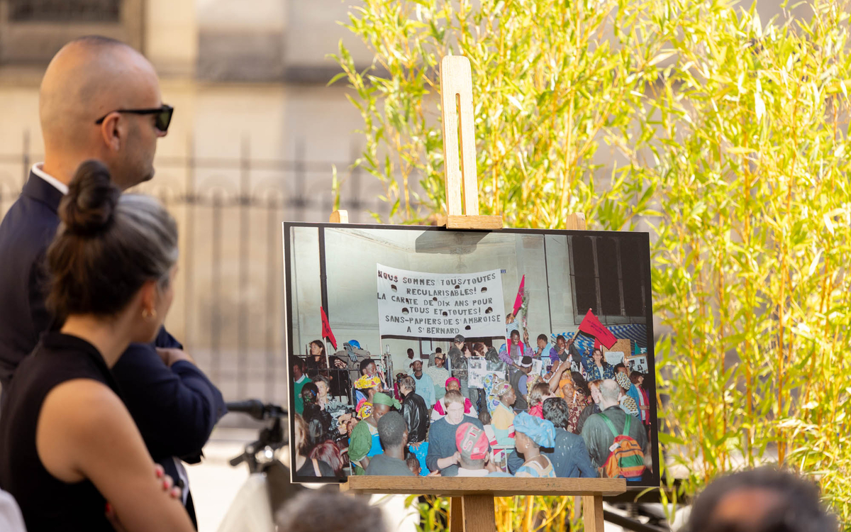 En hommage aux personnes évacuées par la force le 26 août 1996 et à la mobilisation de citoyens solidaires à cette cause, une plaque commémorative est dévoilée le 26 août 2026
