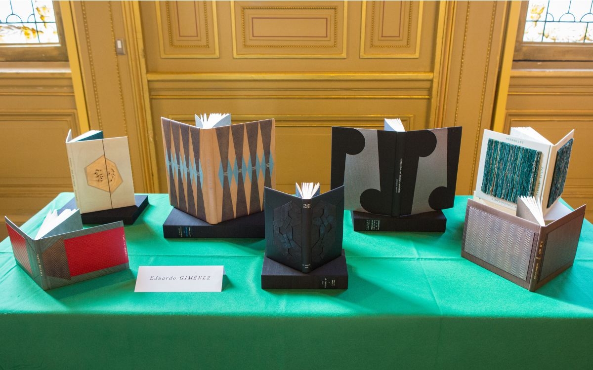 Plusieurs livres reliés s'exposent comme des œuvres d'art