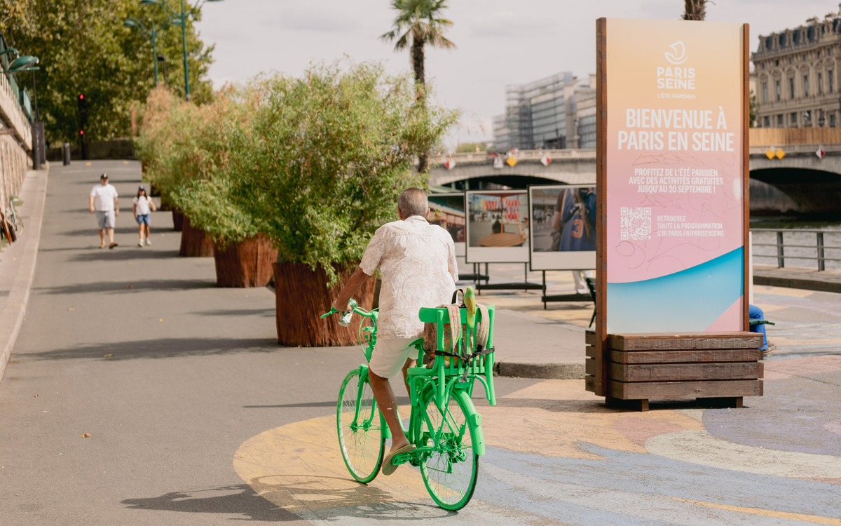 Une personne sur un vélo décoré et entièrement peint tout en vert.