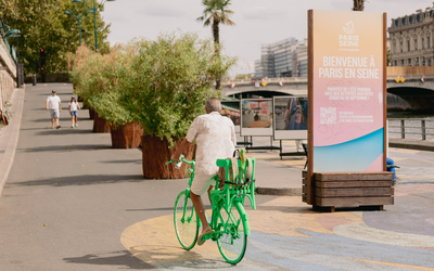 Une personne sur un vélo décoré et entièrement peint tout en vert.