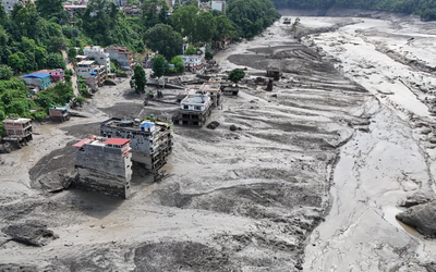 Une vue aérienne montre des bâtiments et des infrastructures endommagés le long de la rivière Trishuli, alors en crue, à la suite d'une crue éclair massive déclenchée par une avalanche de glace et de rochers dans le cours supérieur de la rivière Lhende, côté tibétain. 