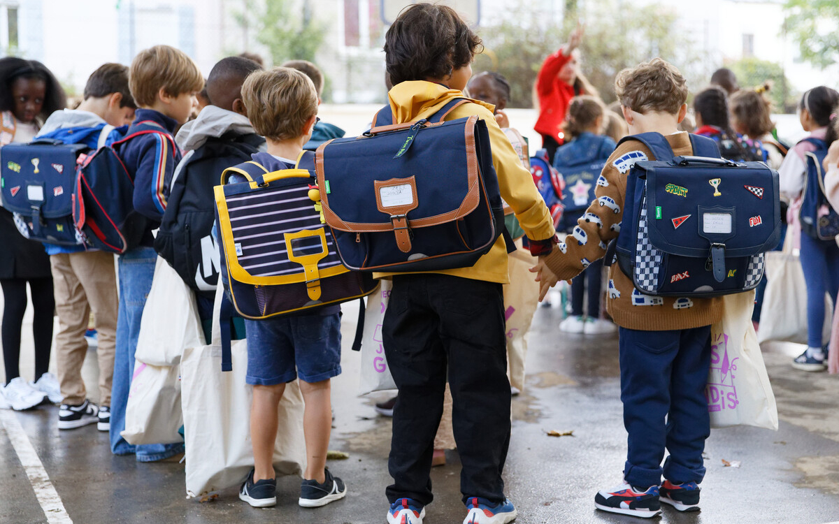 Un groupe d'enfant porte des cartables pour la rentrée scolaire