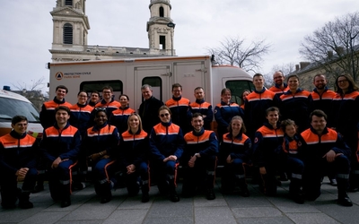 Devant Saint Sulpice la protection civile pose en tenue. 