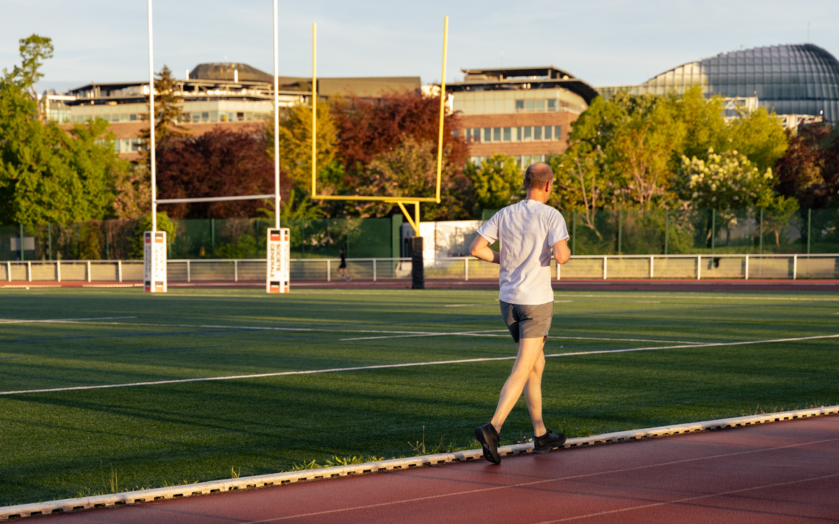 Photo d'un coureur sur une piste d'athlétisme.
