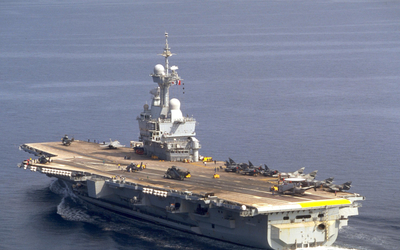 Le porte-avions « Charles de Gaulle » présente ses « Rafale » pour la première fois le 5 janvier 2001 en France.