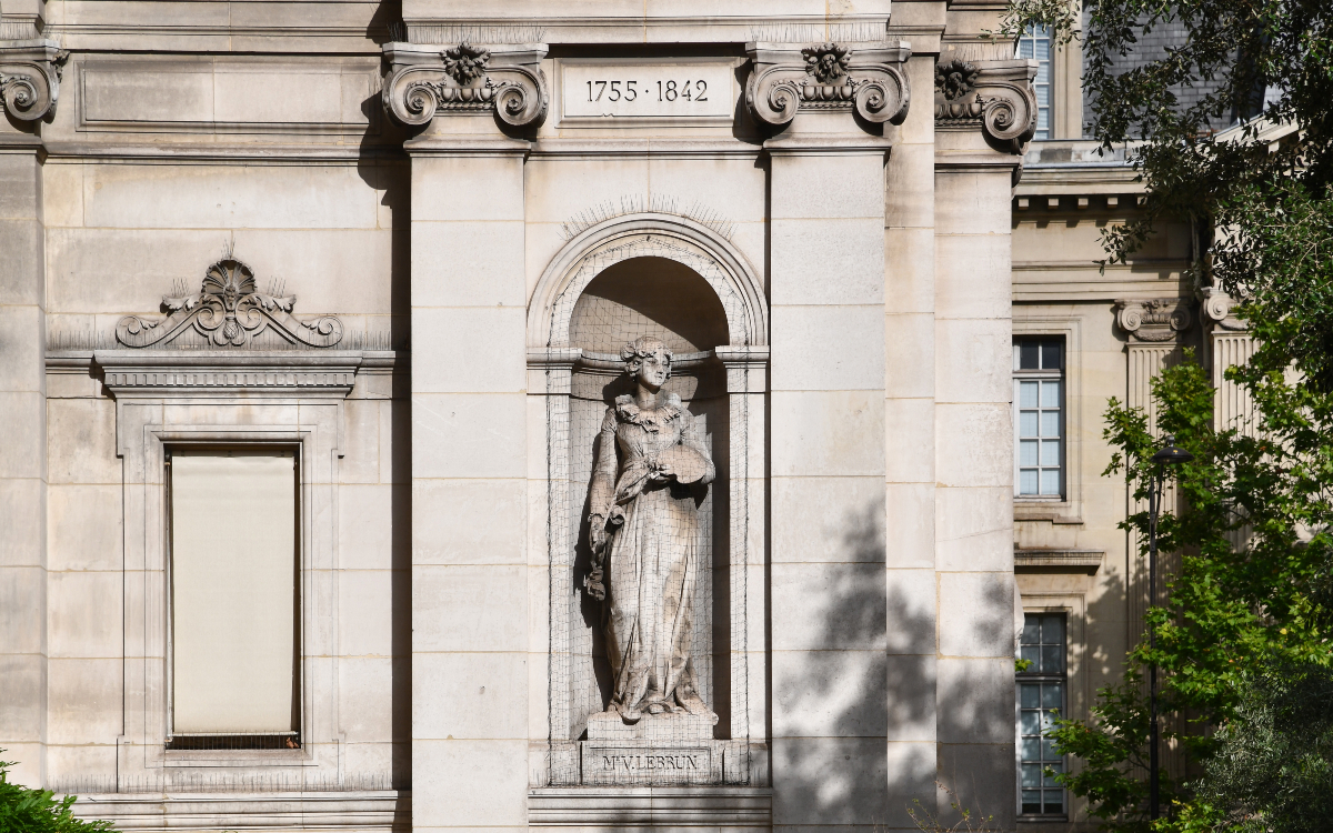 Statue de Élisabeth Louise Vigée Le Brun, sur la façade de l'Hôtel de Ville. 