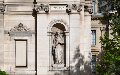 Statue de Élisabeth Louise Vigée Le Brun, sur la façade de l'Hôtel de Ville. 