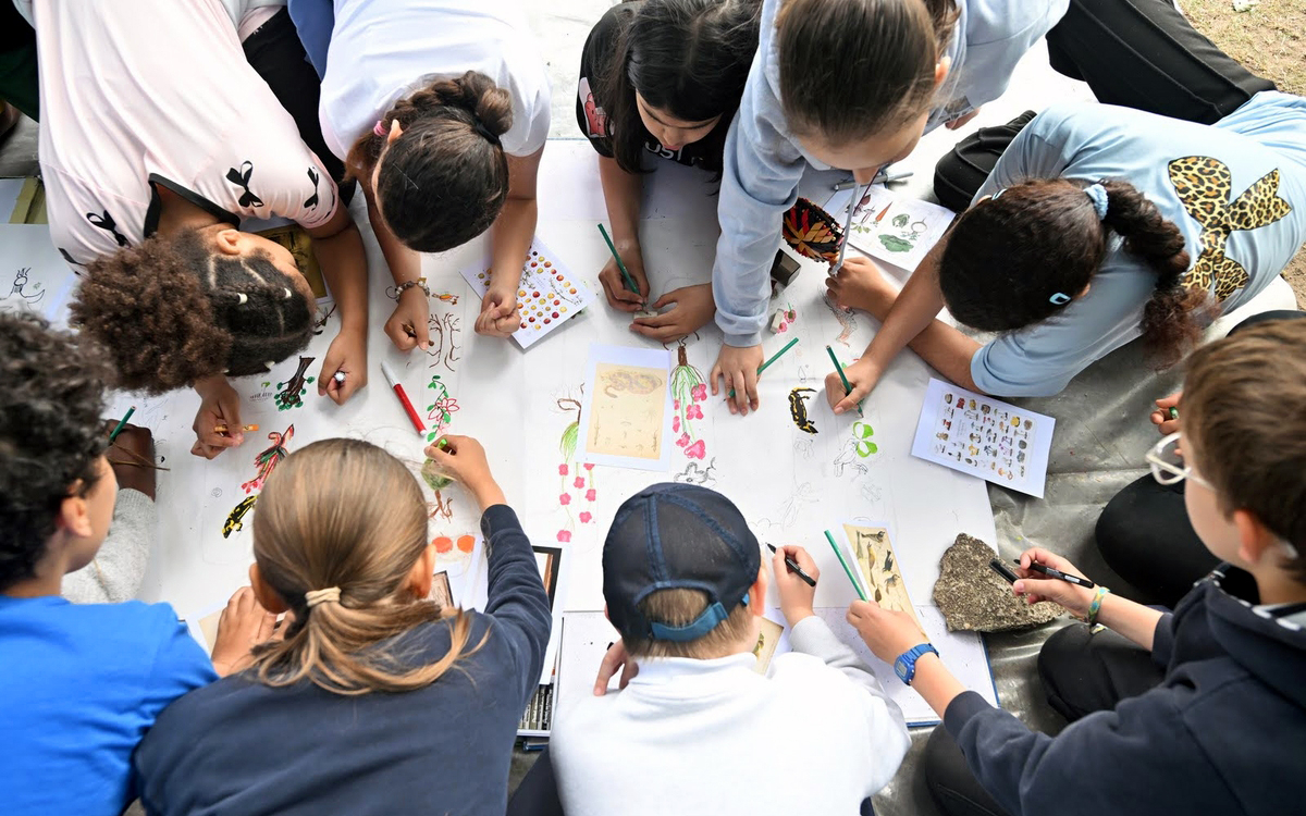 Des enfants dessinent sur le thème de l'écologie.