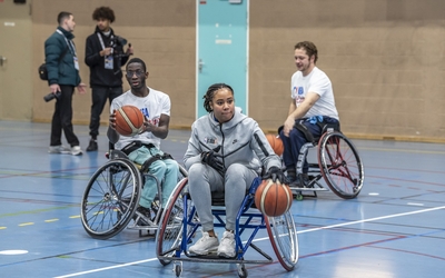 trois pratiquants de basket-fauteuil en salle