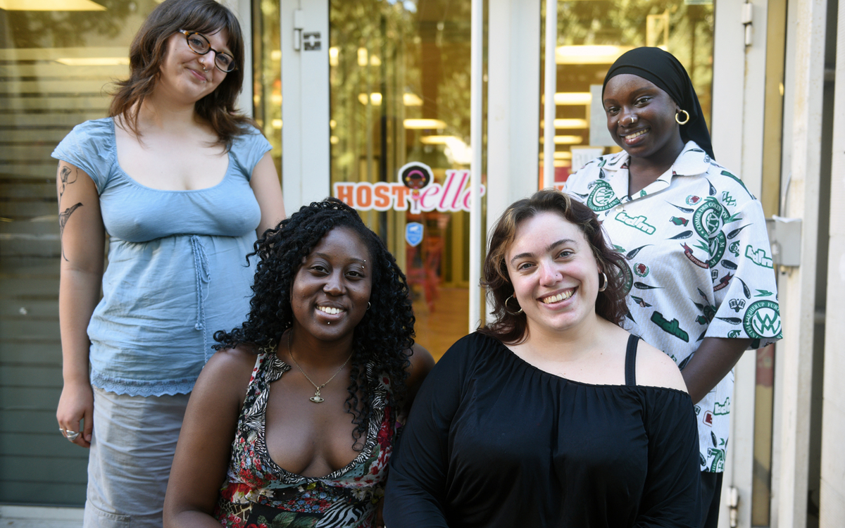 4 femmes posent devant Hostelle Paris 