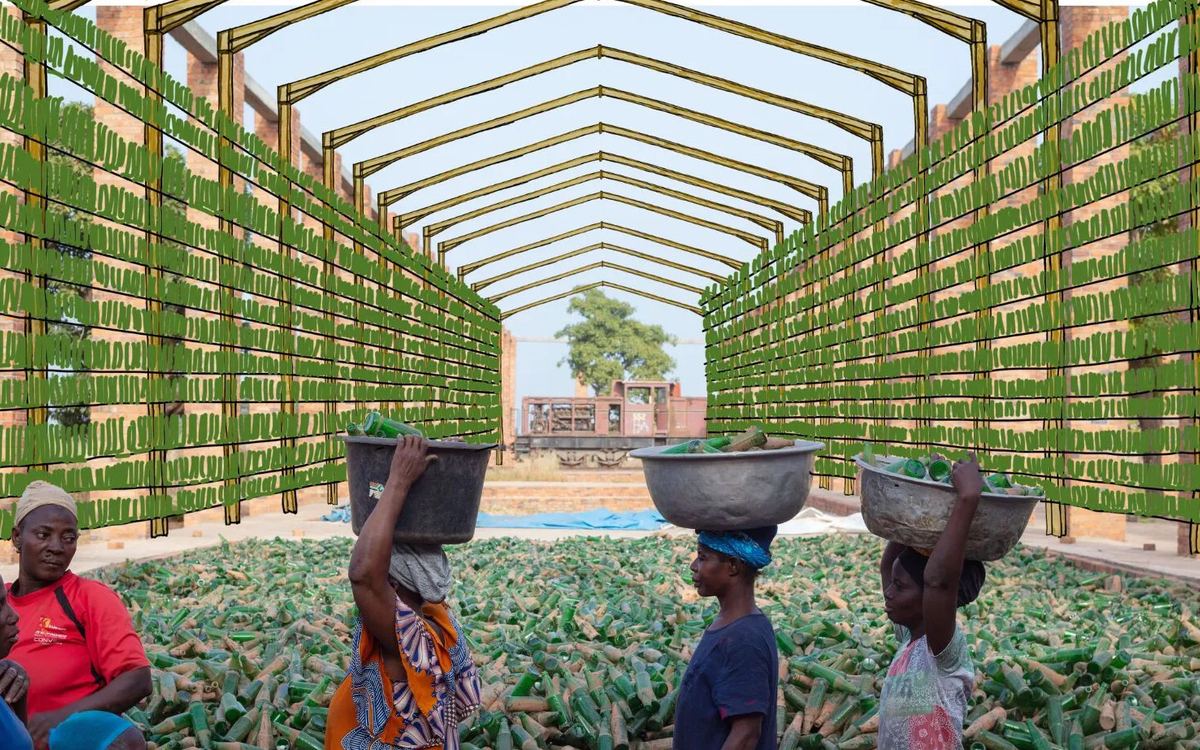Photographie d'Ibrahim Mahama représentant des personnes avec des seaux sur la tête remplis de bouteilles de verres