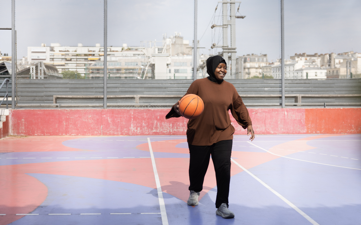 Assitan Keita de Motivea en train de jouer au basket à Eole