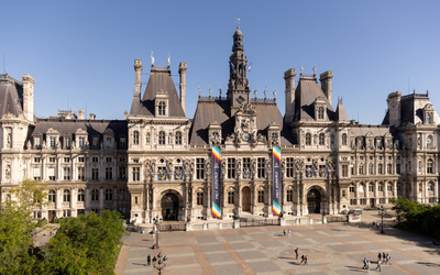 Visuel de L'Hôtel de Ville aux couleurs des Fiertés Handies