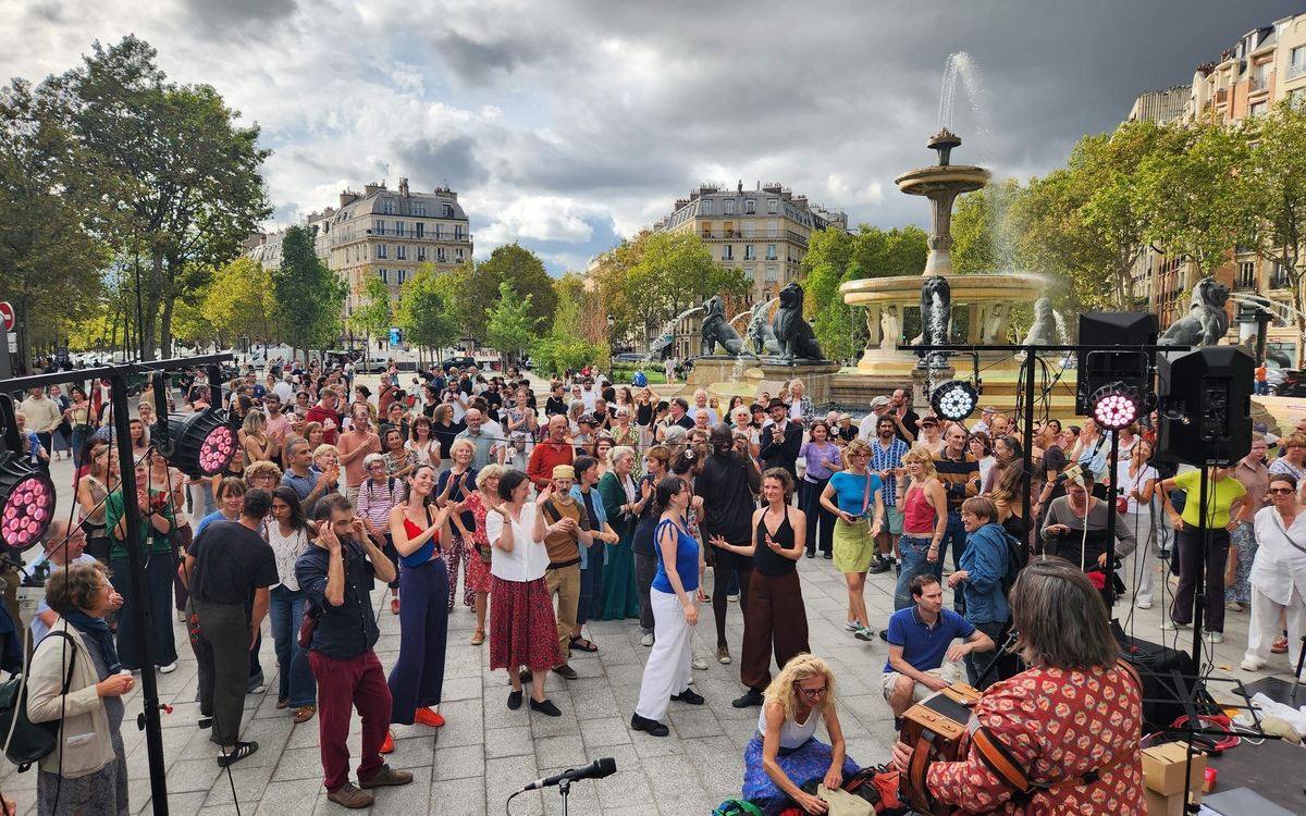 Foule dansante sur la place Félix Eboué