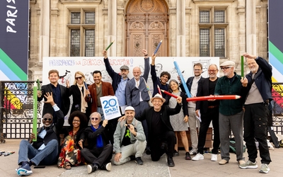 Les dessinateurs de l'association Cartooning for Peace pausent devant leur fresque commune.