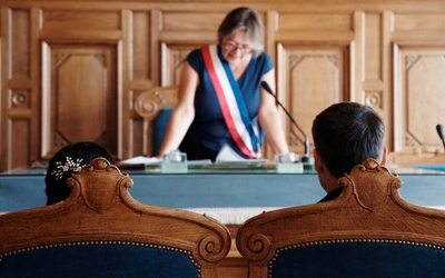 Carine Petit célèbre un mariage à la tribune de la salle des mariages