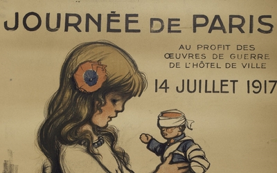 Une petite fille tenant une poupée de soldat blessé, accompagnée d’un chien